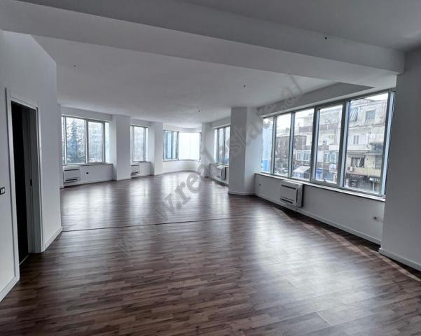 Zyre me qira ne rrugen Emin Duraku prane Stadiumit Dinamo ne Tirane.
Pozicionohet ne katin 1 te nje